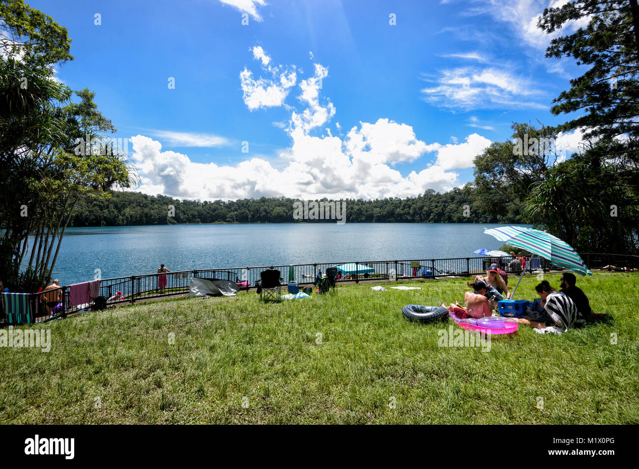 Menschen Sonnenbaden an Lake Eacham, Atherton Tablelands, Far North Queensland, FNQ, QLD, Australien Stockfoto