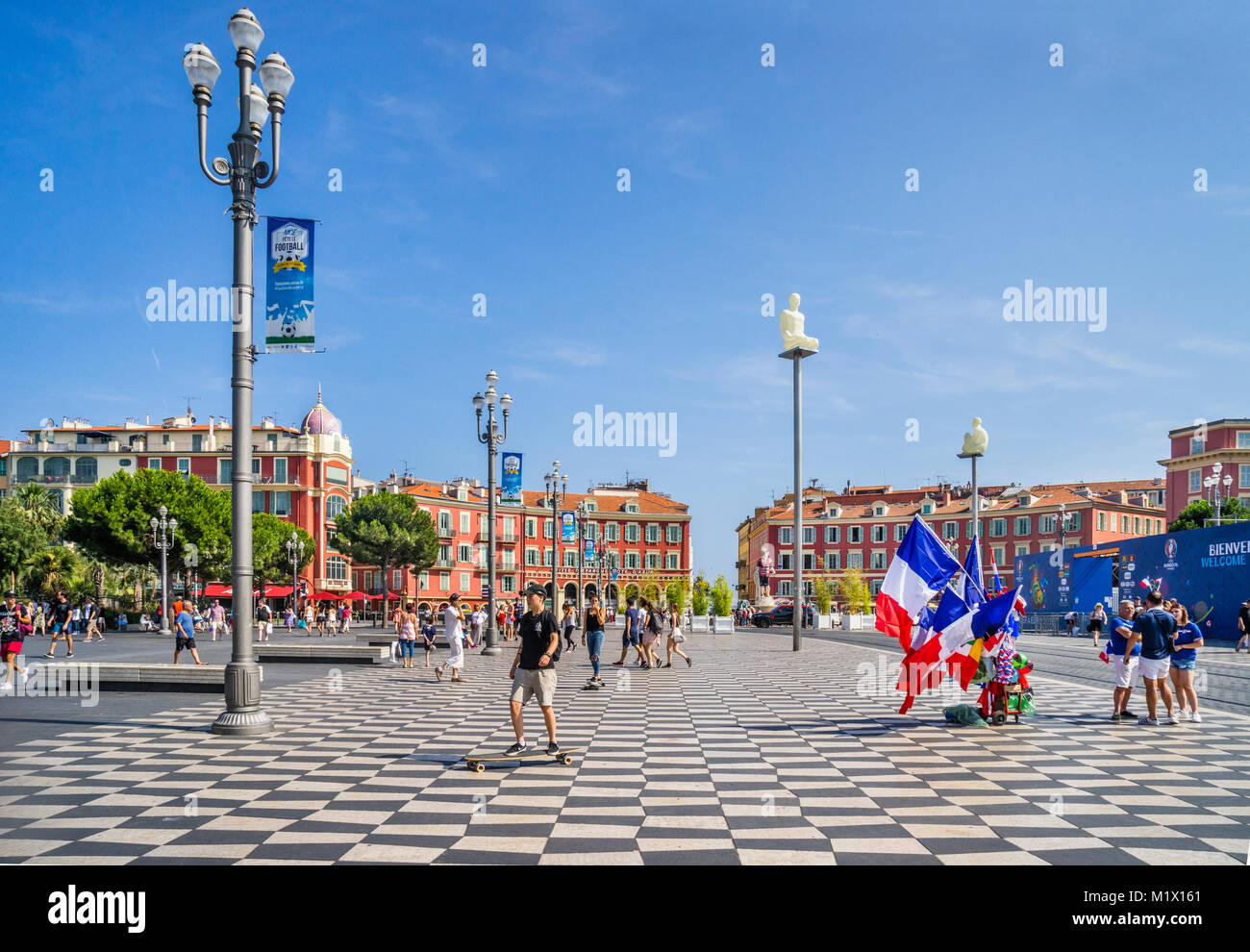 Frankreich, Alpes-de-Haute-Provence, Côte d'Azur, Nizza, mit Blick auf die Place Masséna, die Verkörperung einer wahren mediterrane Platz, umgeben von rotem Ocker bu Stockfoto