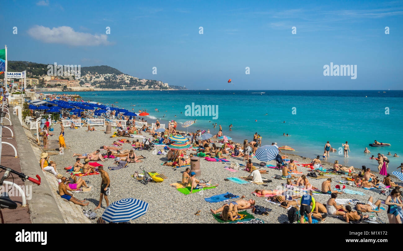Frankreich, Alpes-de-Haute-Provence, Côte d'Azur, Nizza, sunseekers auf Plage Beau Rivage, Promenade des Anglais Stockfoto
