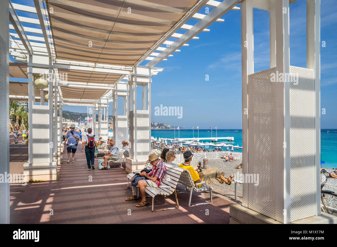 Frankreich, Alpes-de-Haute-Provence, Côte d'Azur, Nizza, Entspannen unter den Sonnenschirmen an der Promenade des Anglais Stockfoto