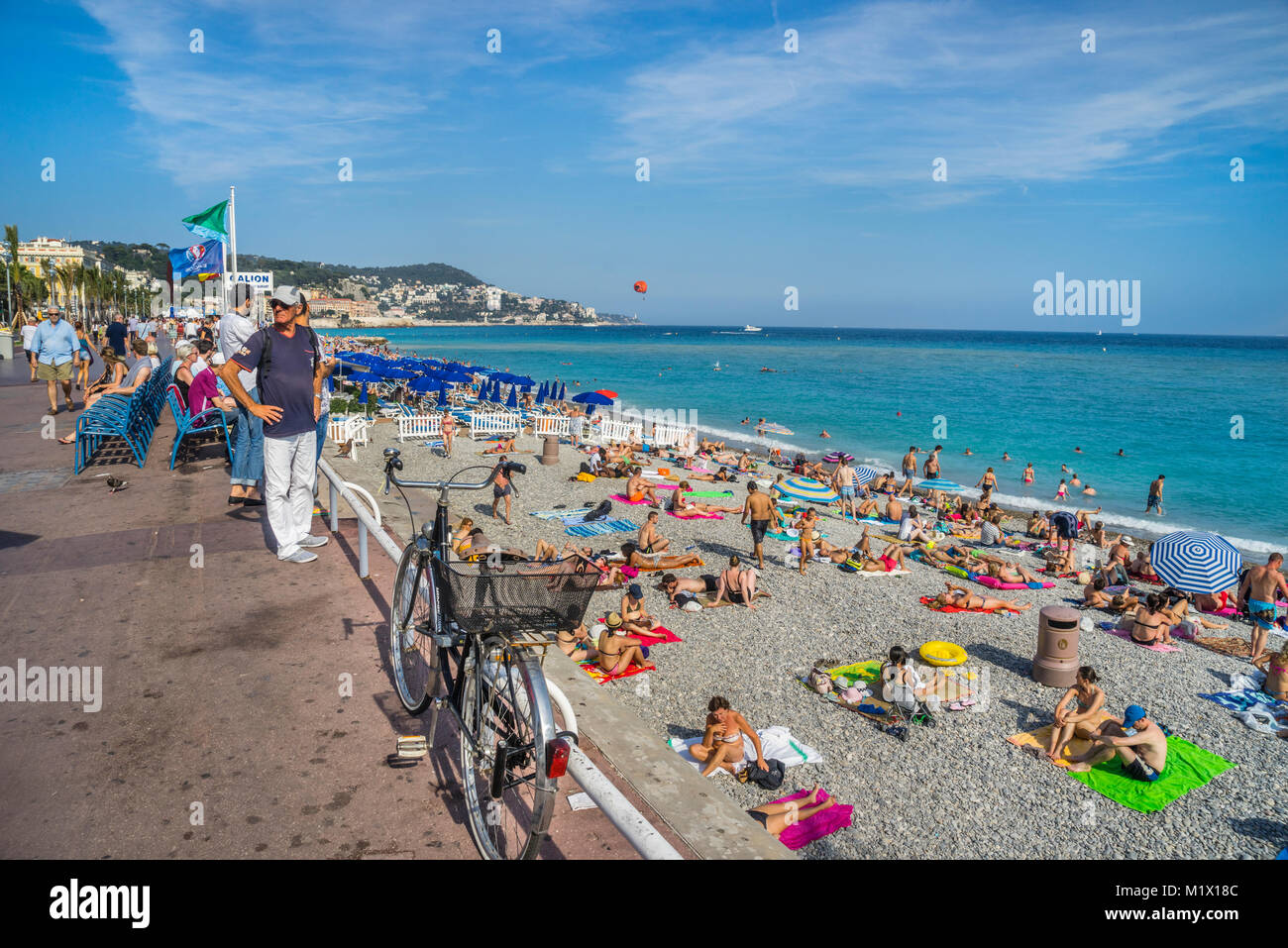 Frankreich, Alpes-de-Haute-Provence, Côte d'Azur, Nizza, Sonnenanbeter am Strand an der Promenade des Anglais Stockfoto