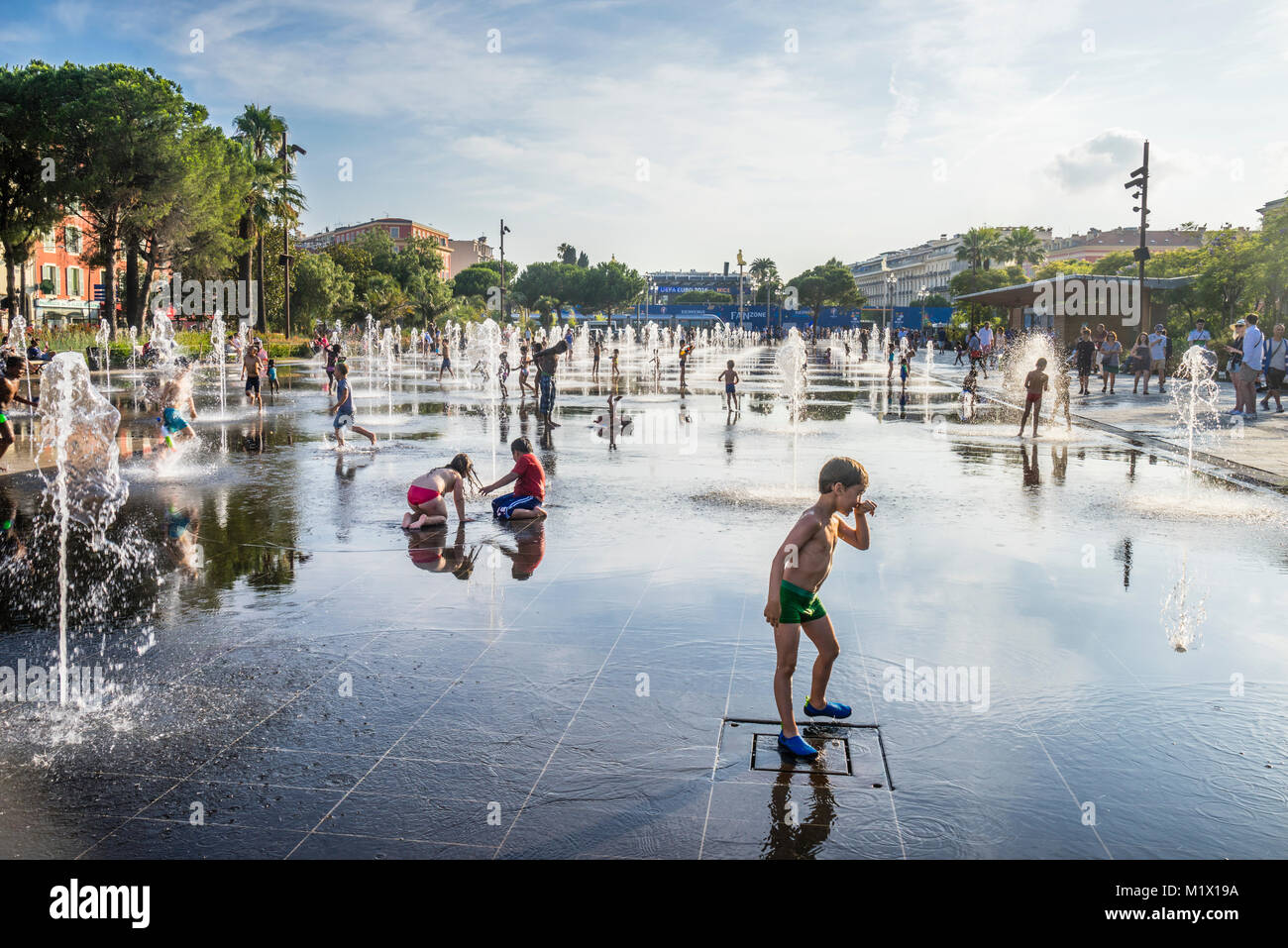 Frankreich, Alpes-de-Haute-Provence, Côte d'Azur, Nizza, den beliebten Wasser Spiegel an der Promenade du Paillon Park Stockfoto