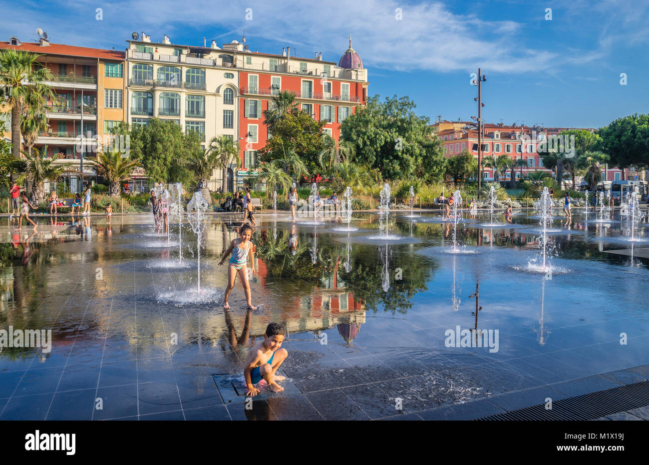 Frankreich, Alpes-de-Haute-Provence, Côte d'Azur, Nizza, den beliebten Wasser Spiegel an der Promenade du Paillon Park Stockfoto