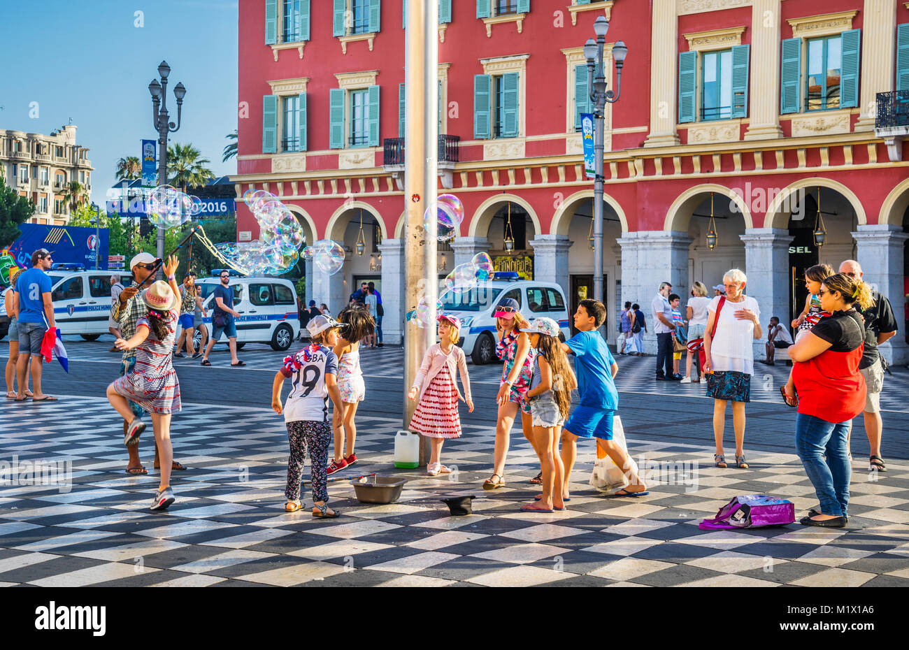 Frankreich, Alpes-de-Haute-Provence, Côte d'Azur, Nizza, Soap Bubble Spaß am historischen Place Masséna mit seinen charakteristischen roten Ockerfarben im italienischen Stil erstellen Stockfoto