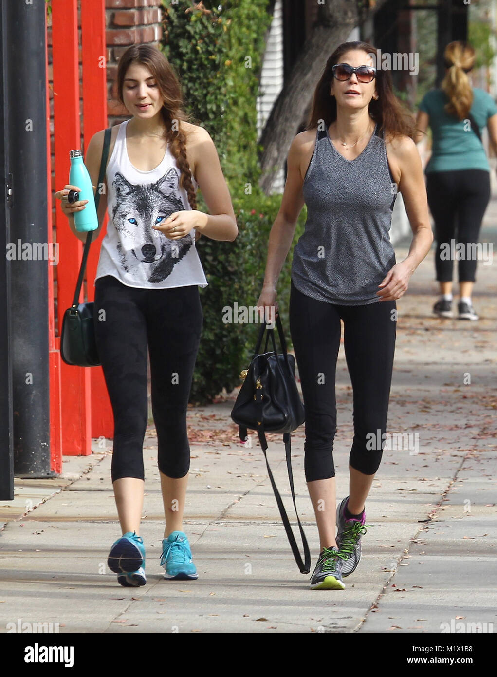 Teri Hatcher und ihre Tochter Emerson Tenney ein Fitnessstudio verlassen nach Arbeiten am Neujahrstag mit: Teri Hatcher, Emerson Tenney Wo: Los Angeles, Kalifornien, Vereinigte Staaten, wenn: 01 Jan 2018 Credit: WENN.com Stockfoto