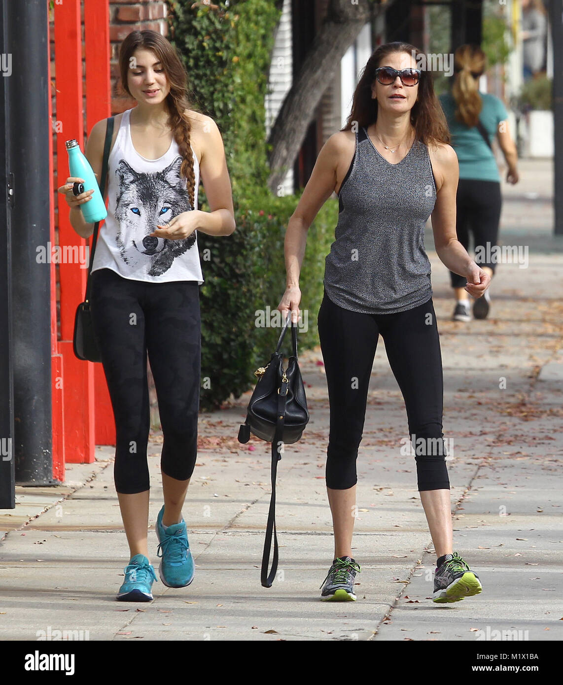 Teri Hatcher und ihre Tochter Emerson Tenney ein Fitnessstudio verlassen nach Arbeiten am Neujahrstag mit: Teri Hatcher, Emerson Tenney Wo: Los Angeles, Kalifornien, Vereinigte Staaten, wenn: 01 Jan 2018 Credit: WENN.com Stockfoto