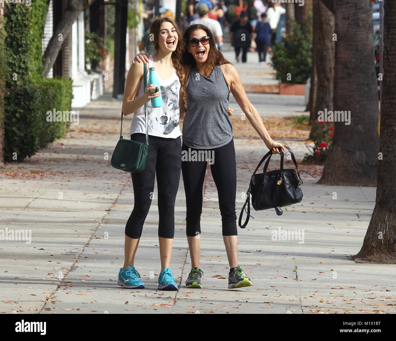 Teri Hatcher und ihre Tochter Emerson Tenney ein Fitnessstudio verlassen nach Arbeiten am Neujahrstag mit: Teri Hatcher, Emerson Tenney Wo: Los Angeles, Kalifornien, Vereinigte Staaten, wenn: 01 Jan 2018 Credit: WENN.com Stockfoto
