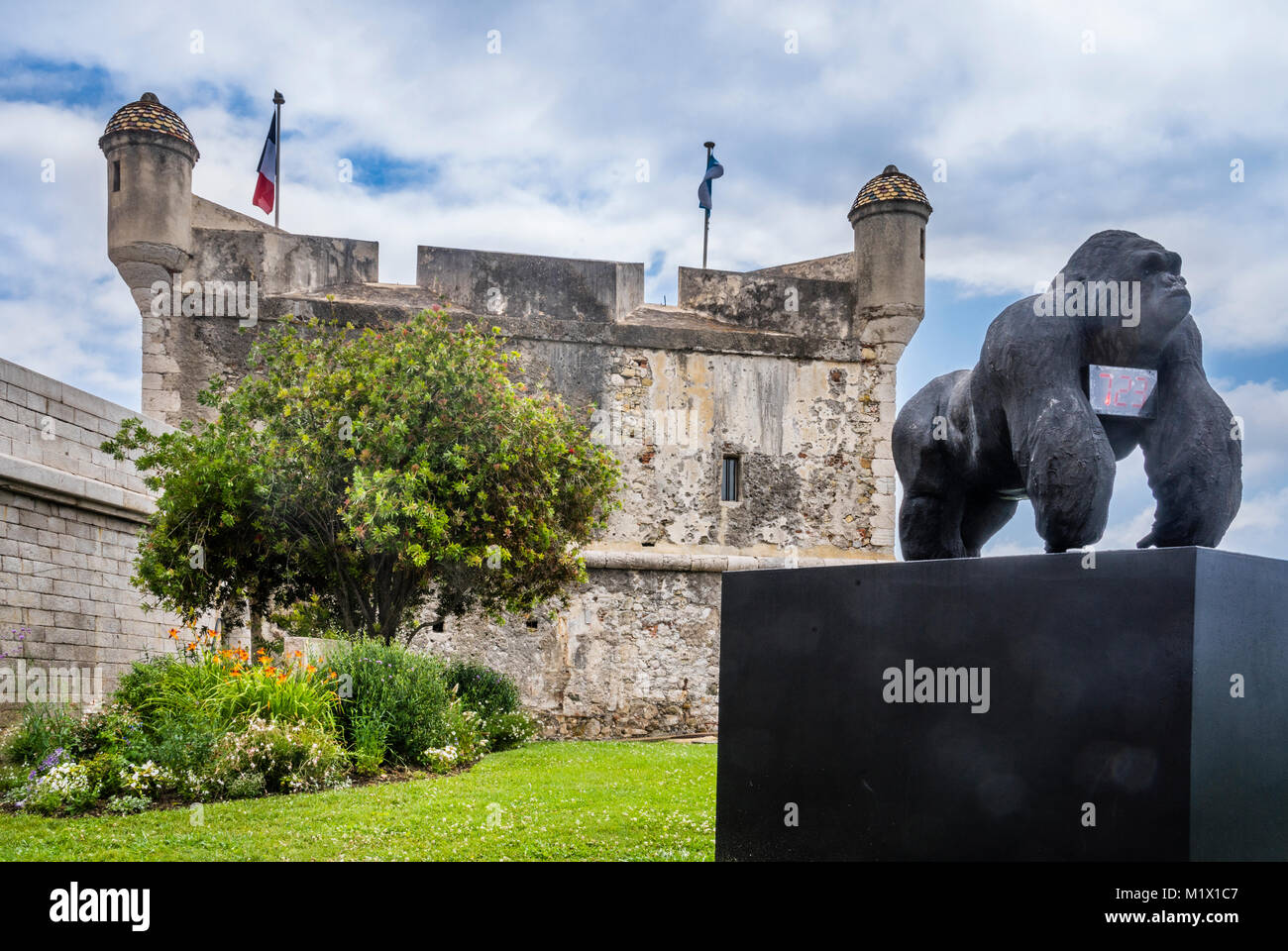Frankreich, Gruppe Alpes-Maritime Abteilung, Côte d'Azur, Menton, Skulptur der Gorilla Harambe im Bastion Museum Stockfoto