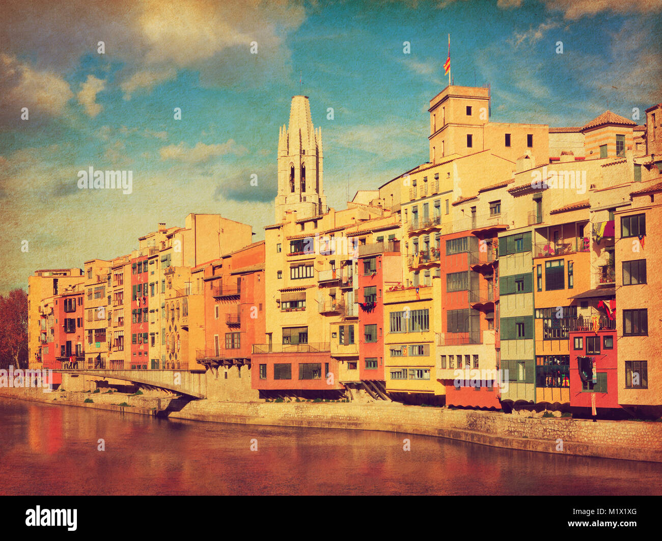 Bunte Häuser in der Altstadt von Girona, Spanien. Hinzugefügt Papier Textur. Getonten Bild Stockfoto