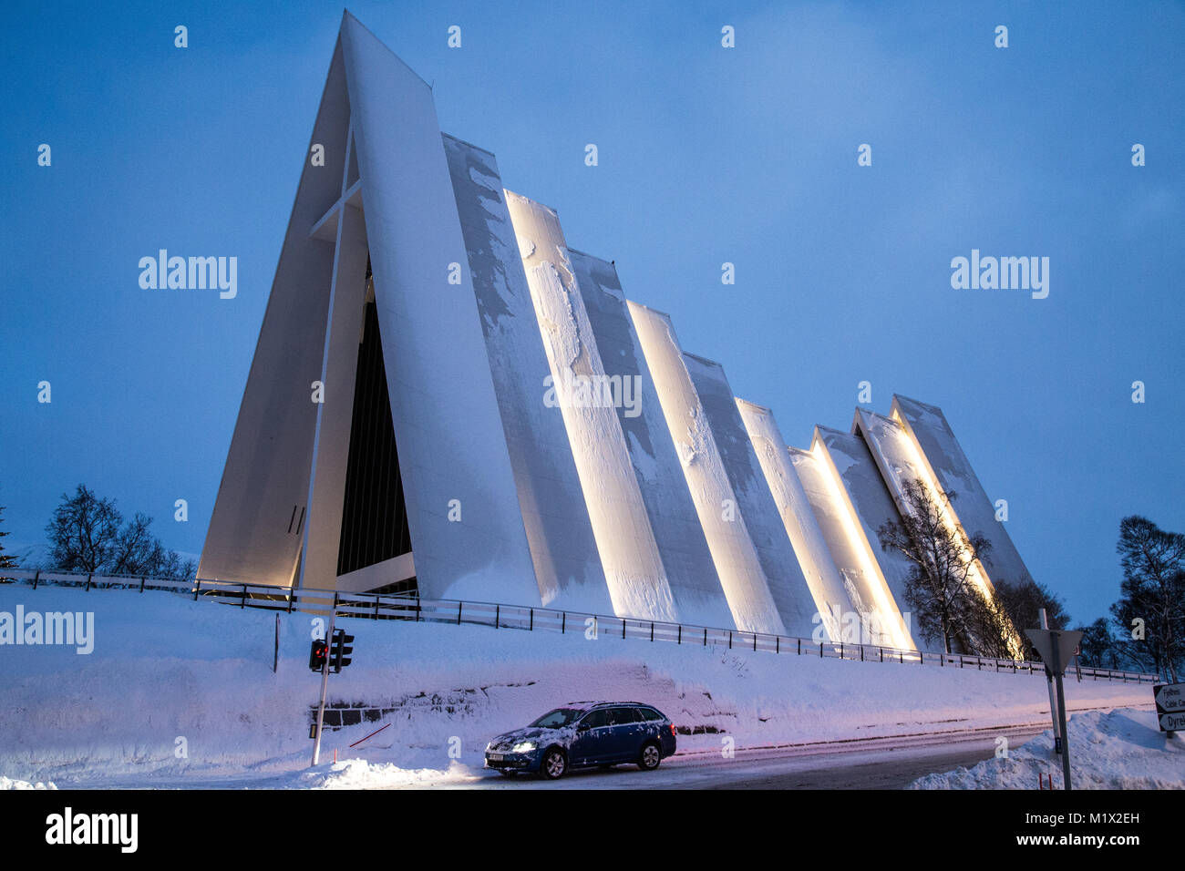 Eine Seitenansicht der Eismeerkathedrale (Ishavskatedralen) in Tromsø, Norwegen. Das kühle, moderne Kirche ist ein Beispiel der Arktischen Architektur. Stockfoto