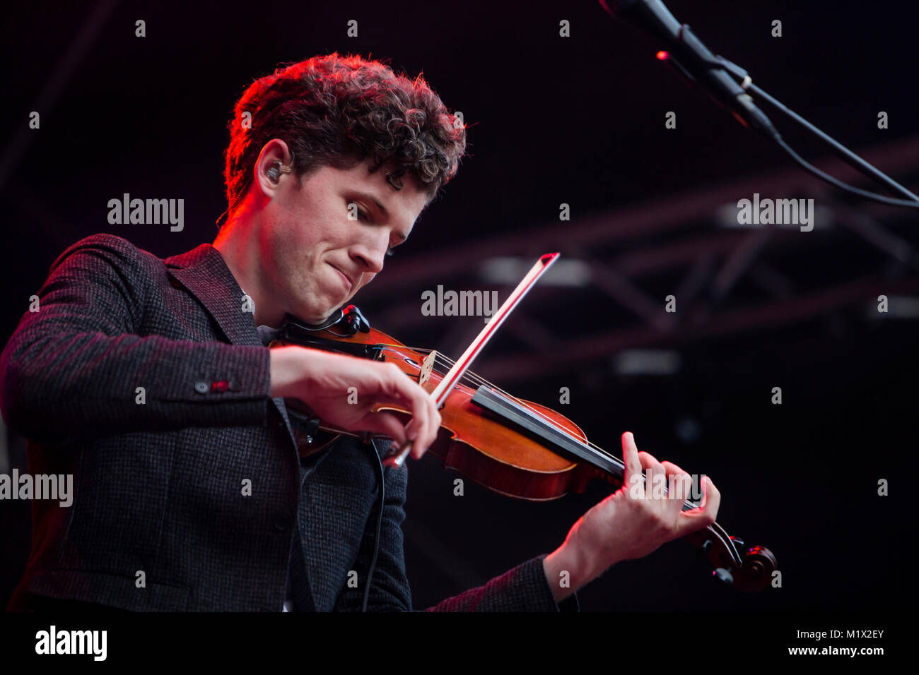 Die englische Rock und Folk Band Noah und der Wal führt ein Live Konzert in der norwegischen Musik Festival Bergenfest 2013. Hier Musiker Tom Hobden auf Geige ist live auf der Bühne gesehen. Norwegen, 14.06 2013. Stockfoto