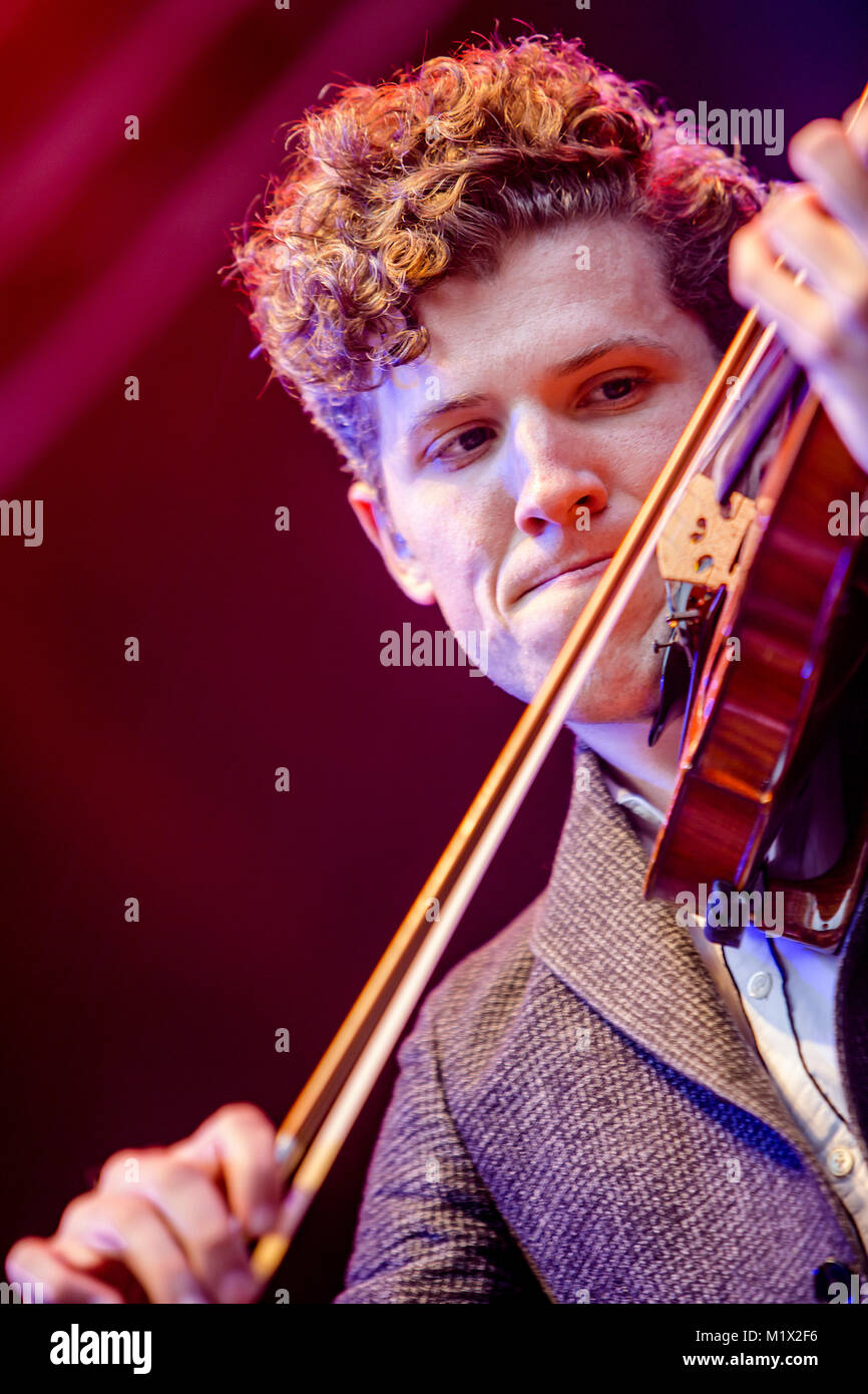 Die englische Rock und Folk Band Noah und der Wal führt ein Live Konzert in der norwegischen Musik Festival Bergenfest 2013. Hier Musiker Tom Hobden auf Geige ist live auf der Bühne gesehen. Norwegen, 14.06 2013. Stockfoto