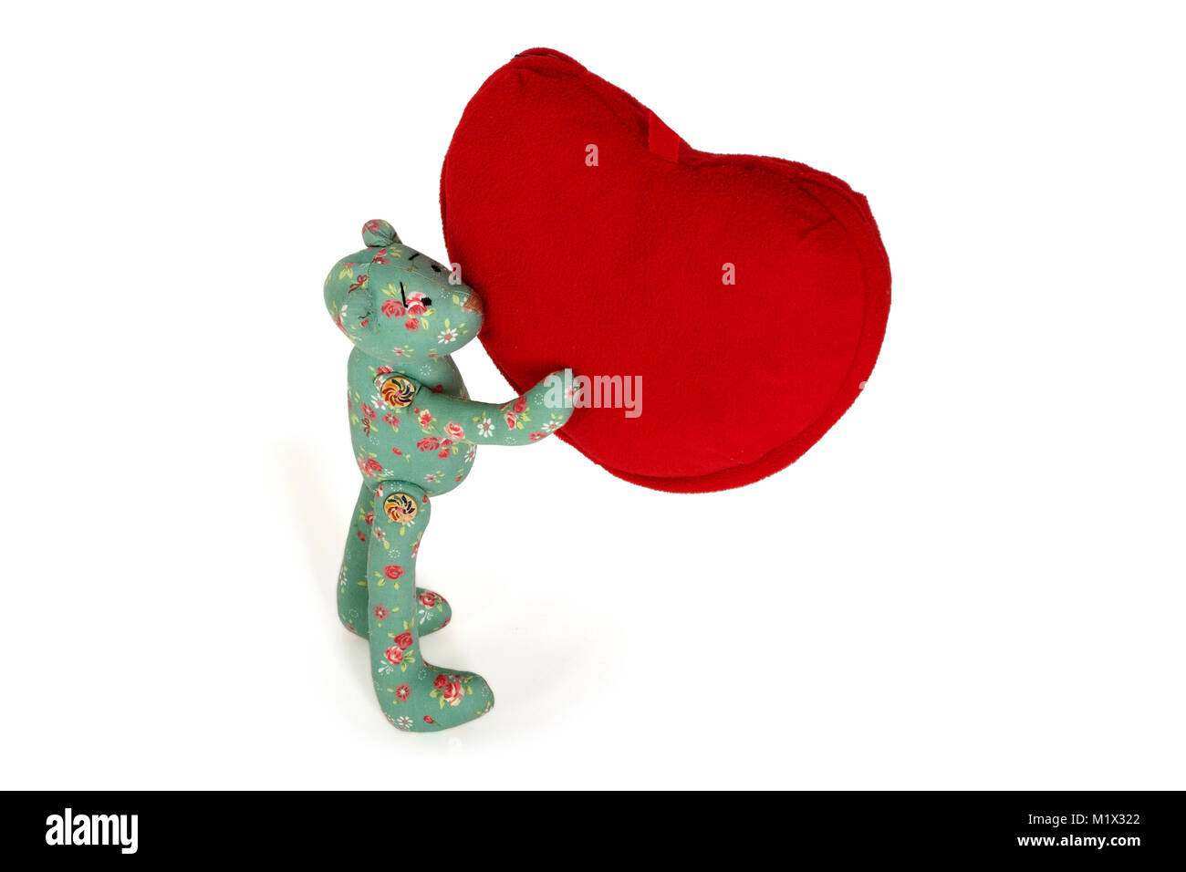 Grüne Teddybär hält in Pfoten Große rote Herzen Stockfoto