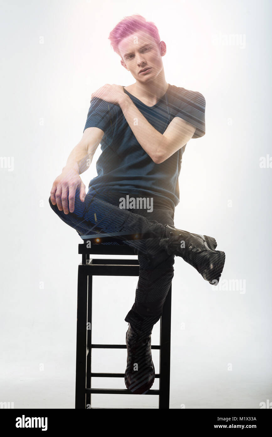 Selbstbewusste stilvollen Mann posiert und gerade auf der Suche. Stockfoto