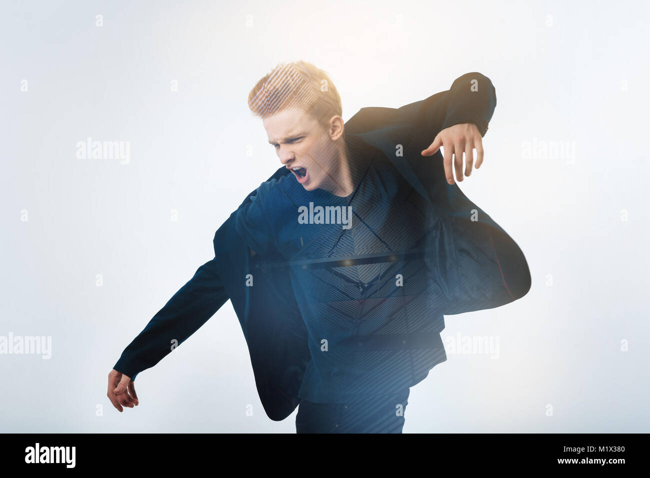 Zufrieden stilvollen Mann Jubel und gestikulieren. Stockfoto