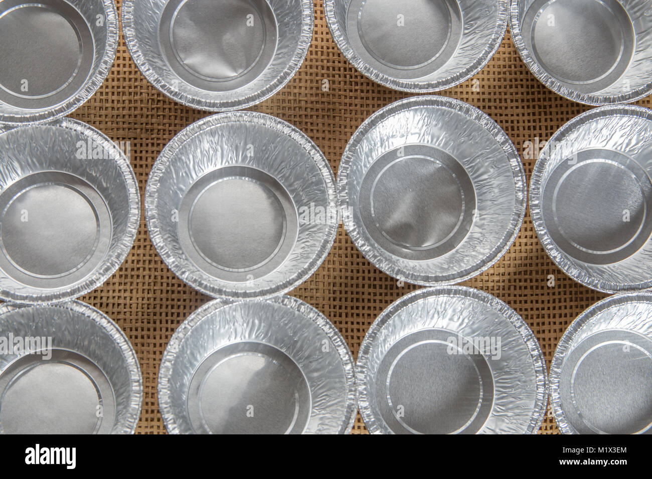 Gruppe von Aluminium cupcake Schimmel auf Holzbrett. Stockfoto