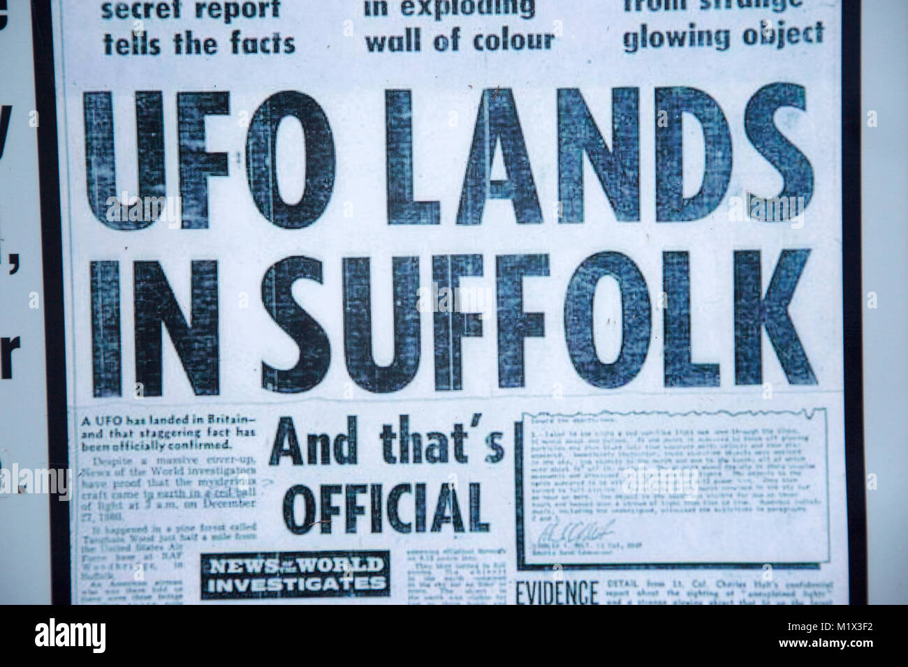 Zeitungsüberschrift UFO landet in Suffolk, Rendlesham UFO Trail, Rendlesham Forest, Suffolk, England, UK Stockfoto