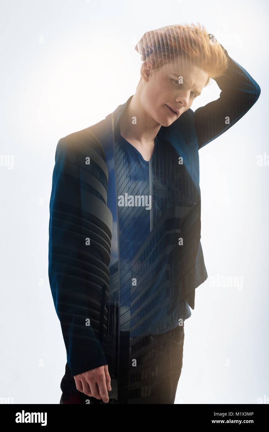 Perspektive stilvollen Mann Hand hinter den Kopf und gerade auf der Suche. Stockfoto