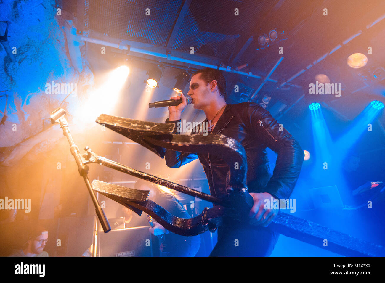 Norwegen, Bergen - 30. November 2017. Der norwegischen Black Metal Band Satyricon führt ein Live Konzert in Hulen in Bergen. Hier Sänger Satyr gesehen wird live auf der Bühne. (Foto: Gonzales Foto - Jarle H. Moe). Stockfoto