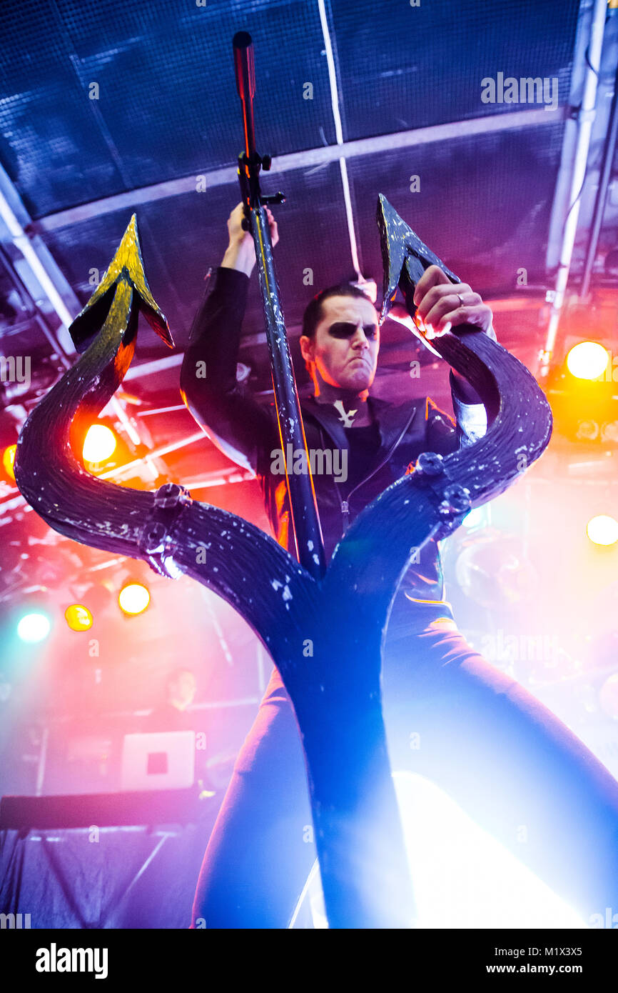 Norwegen, Bergen - 30. November 2017. Der norwegischen Black Metal Band Satyricon führt ein Live Konzert in Hulen in Bergen. Hier Sänger Satyr gesehen wird live auf der Bühne. (Foto: Gonzales Foto - Jarle H. Moe). Stockfoto