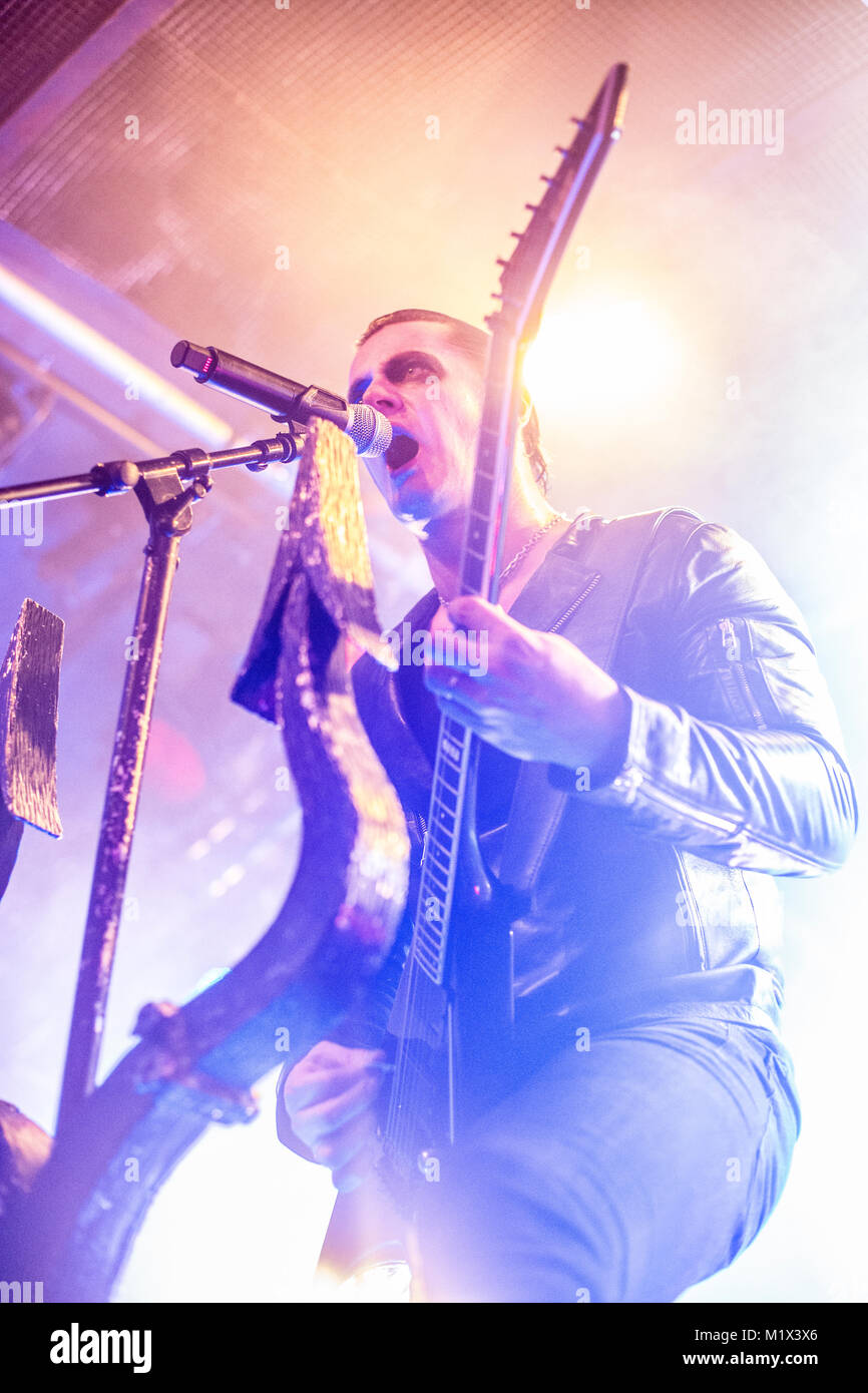 Norwegen, Bergen - 30. November 2017. Der norwegischen Black Metal Band Satyricon führt ein Live Konzert in Hulen in Bergen. Hier Sänger Satyr gesehen wird live auf der Bühne. (Foto: Gonzales Foto - Jarle H. Moe). Stockfoto