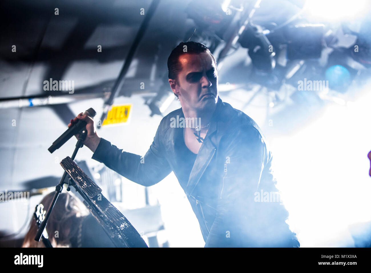 Norwegen, Bergen - 30. November 2017. Der norwegischen Black Metal Band Satyricon führt ein Live Konzert in Hulen in Bergen. Hier Sänger Satyr gesehen wird live auf der Bühne. (Foto: Gonzales Foto - Jarle H. Moe). Stockfoto