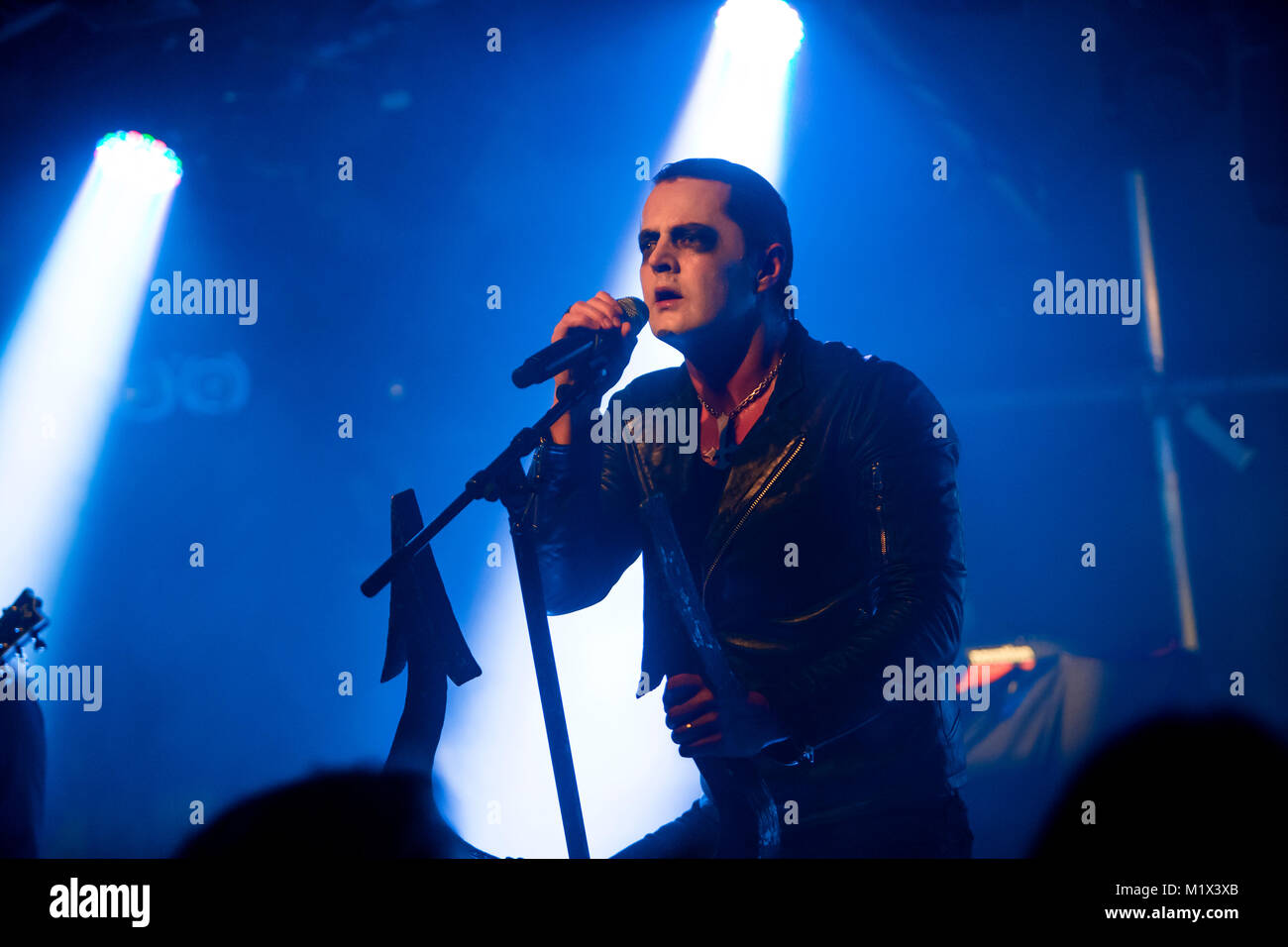 Norwegen, Bergen - 30. November 2017. Der norwegischen Black Metal Band Satyricon führt ein Live Konzert in Hulen in Bergen. Hier Sänger Satyr gesehen wird live auf der Bühne. (Foto: Gonzales Foto - Jarle H. Moe). Stockfoto