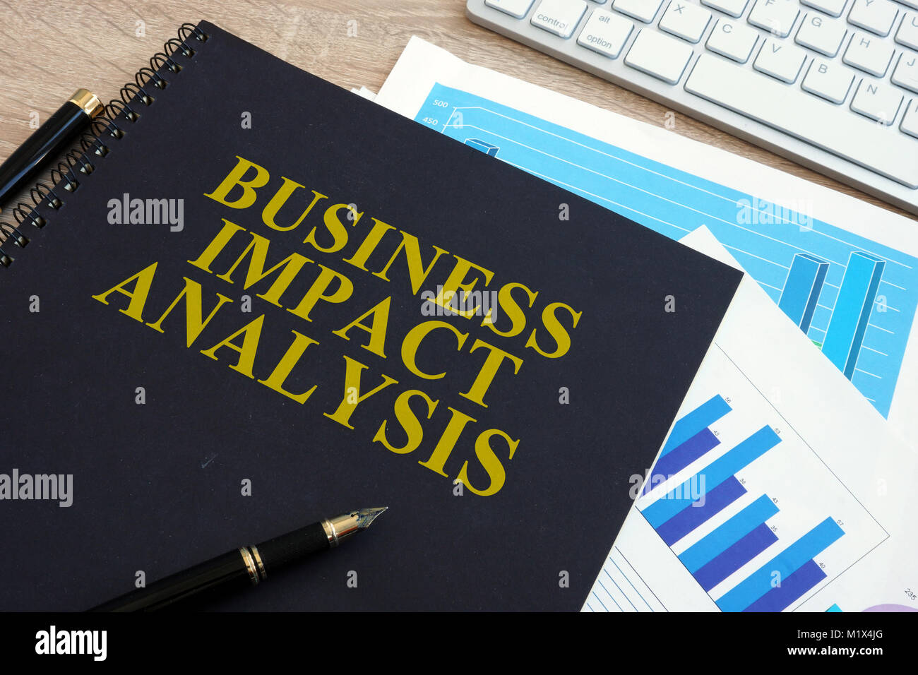Business Impact Analyse (BIA) auf einem Schreibtisch. Stockfoto