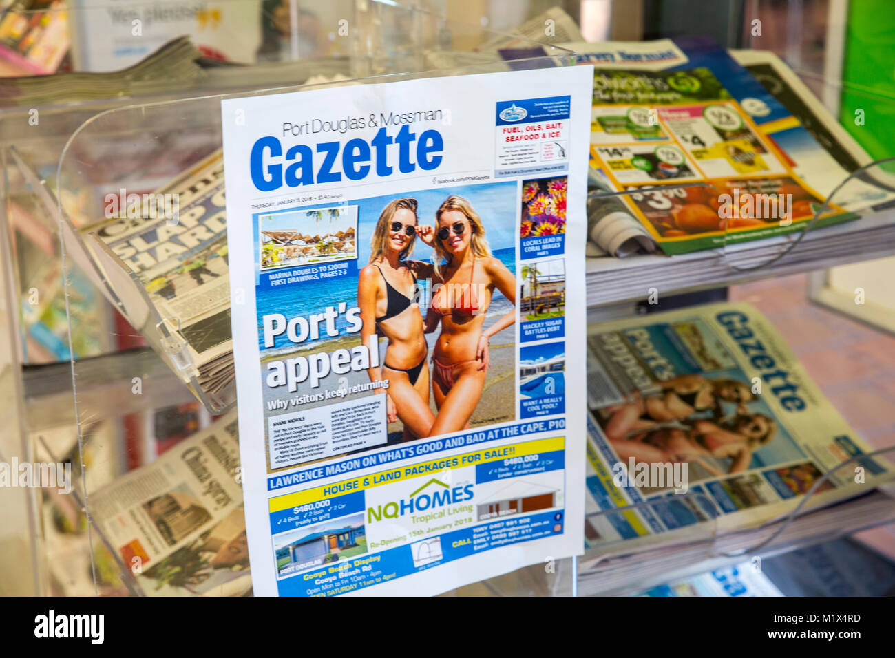 Port Douglas, Mossman gazette Zeitung auf Verkauf in Port Douglas, Far North Queensland, Australien Stockfoto