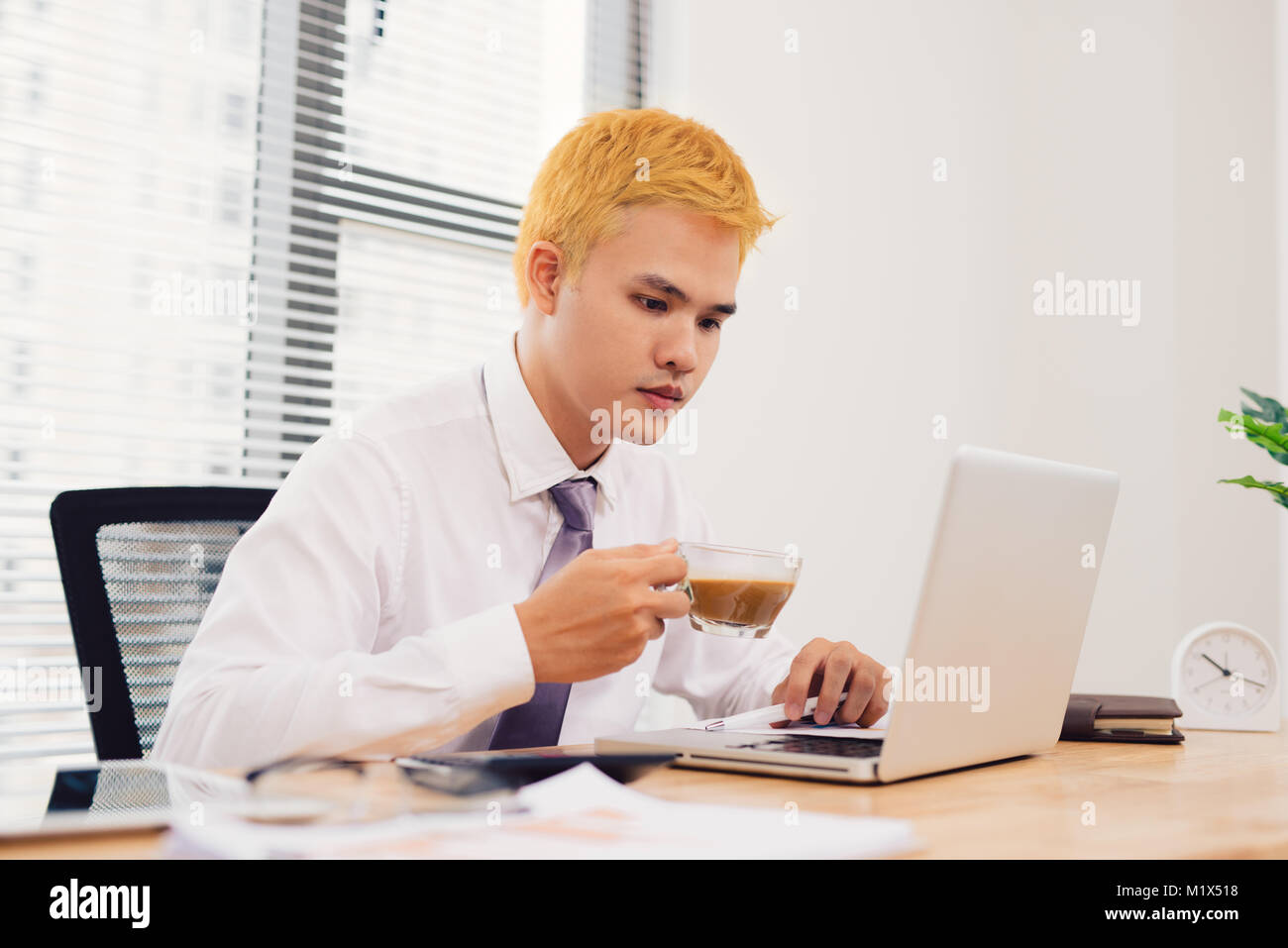 Asian Business Mann im Büro arbeiten mit Laptop und Dokumente, finanziellen Dokument Grafik auf seinem Schreibtisch, Berater Rechtsanwalt Konzept Stockfoto