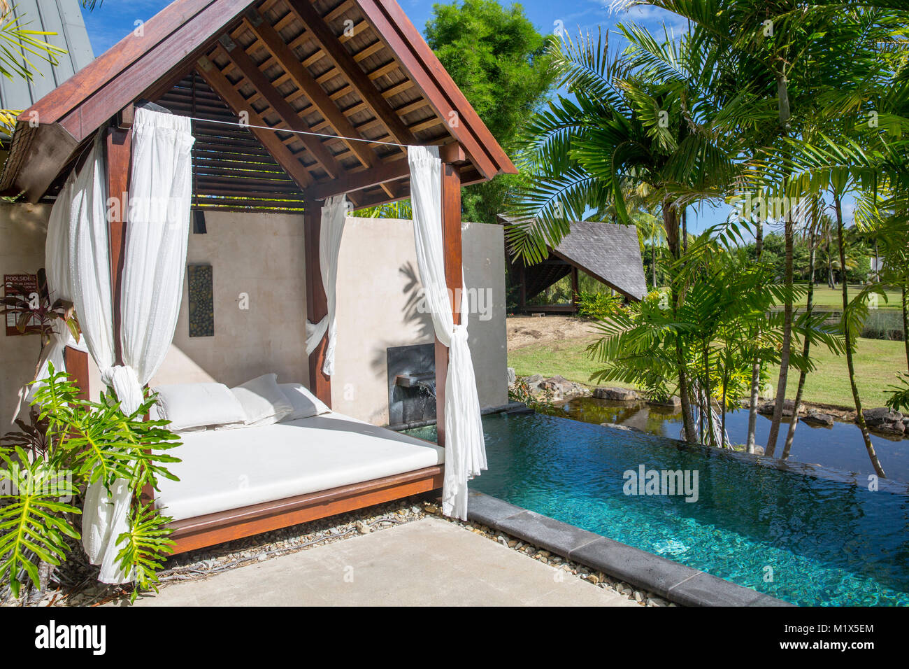 Niramaya Villas & Spa Resort mit Tauchbecken und Cabana, Port Douglas, Queensland, Australien Stockfoto