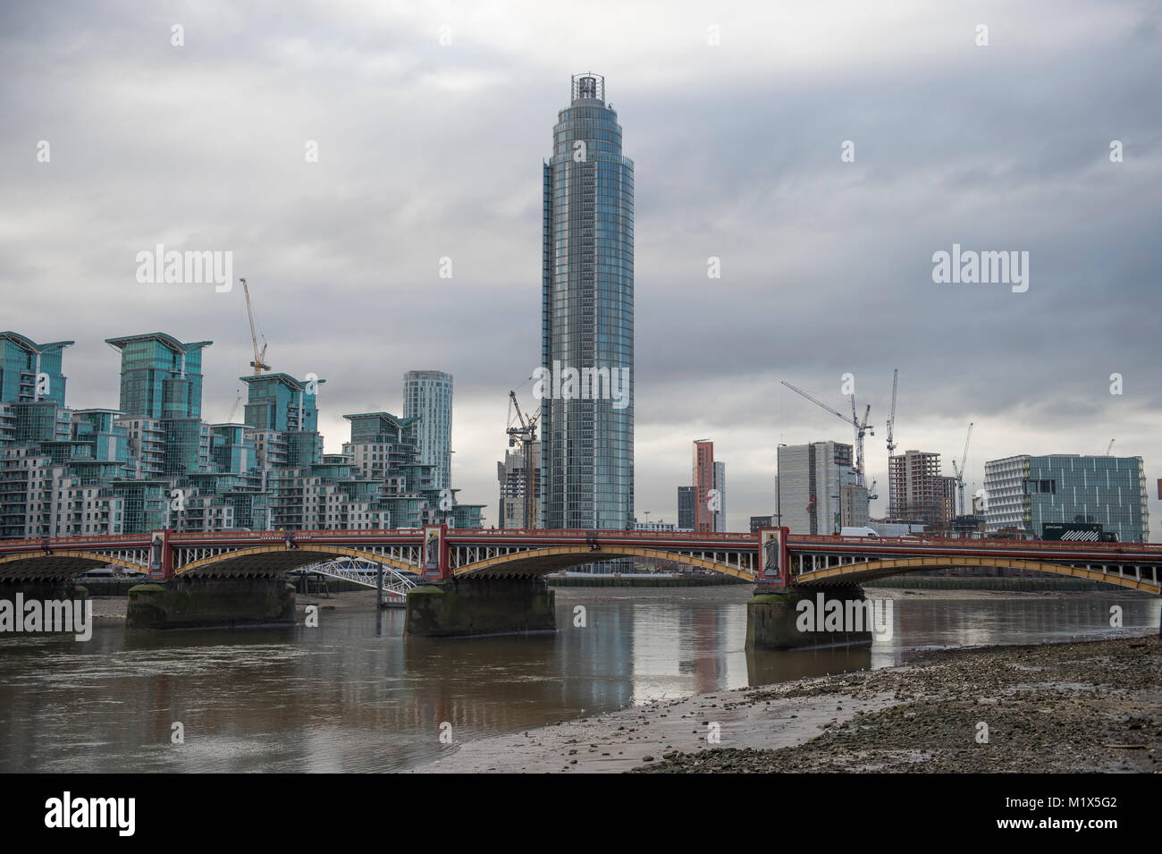 2. Februar 2018. Gebäude bei Nine Elms mit der Vauxhall Bridge im Vordergrund, London, UK entwickelt wird. Credit: Malcolm Park/Alamy. Stockfoto
