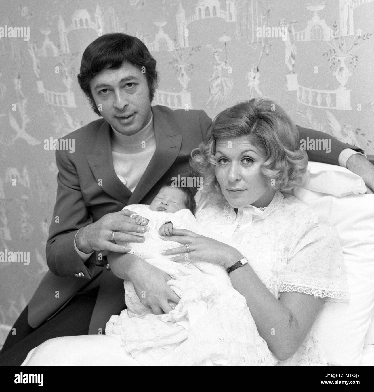 Warren Gold neben sein neugeborenes Baby und Frau in St Mary's Hospital, Paddington, London. Stockfoto