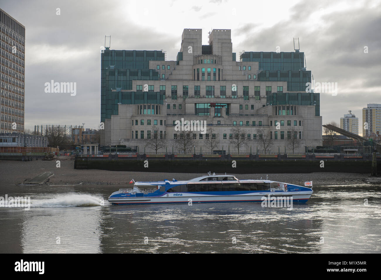 MI6 Hauptquartier, die mit dem Übertragen von Fluss-Bus bei Vauxhall in London, UK. Credit: Malcolm Park/Alamy. Stockfoto