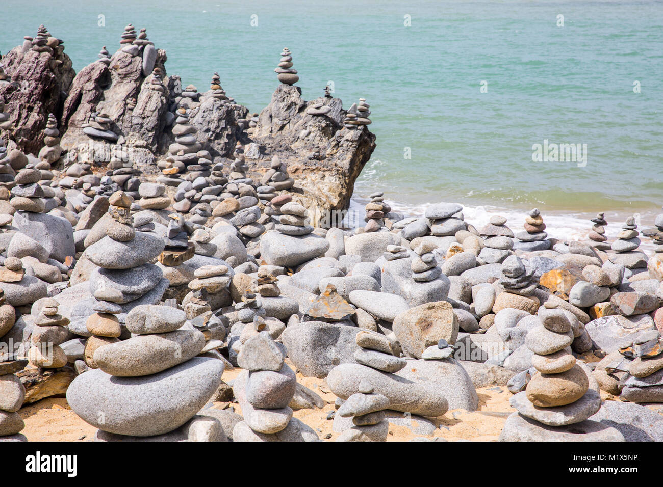 Steine gestapelt in einer Ausbildung an einem Strand zwischen Cairns und Port Douglas in Far North Queensland, Australien Stockfoto