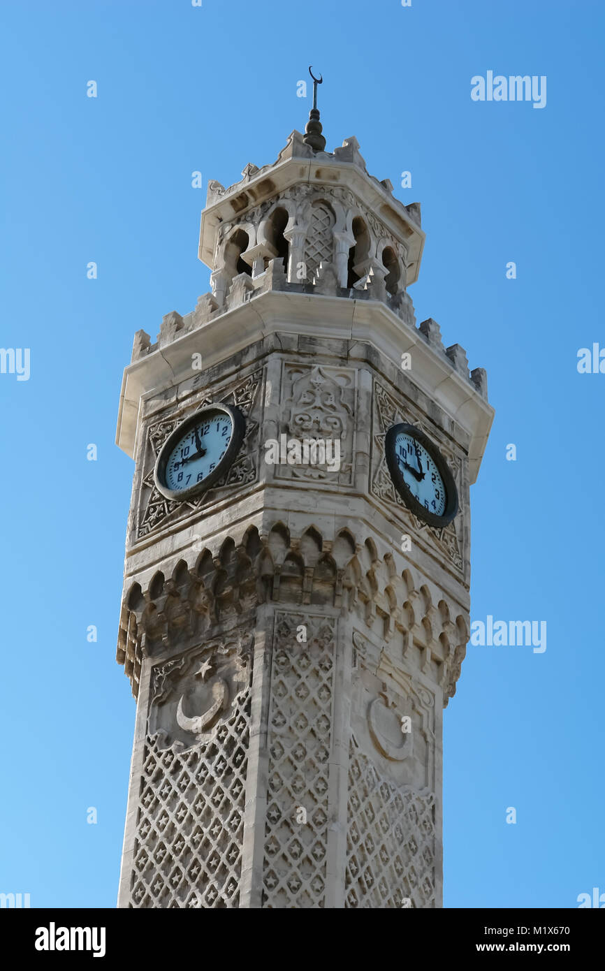 Fragment des historischen Uhrturm mit einer großen Uhr in der zentralen Konak Platz in Izmir, Türkei. Stockfoto