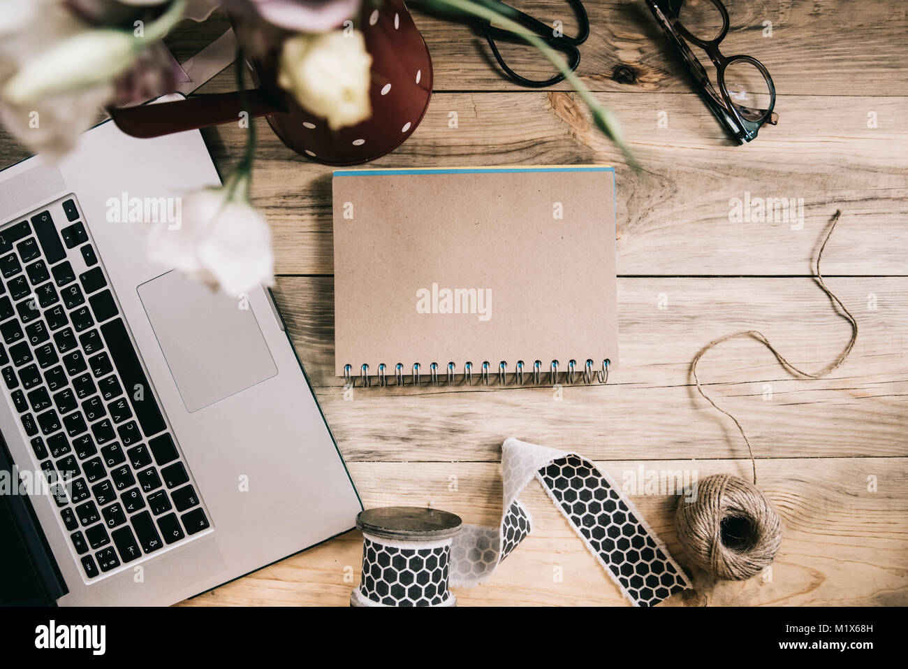 Basteln scheren, Karton notebook, Garn, ein Laptop und ein Blumenstrauß auf  dem alten rustikalen Tisch Hintergrund Stockfotografie - Alamy