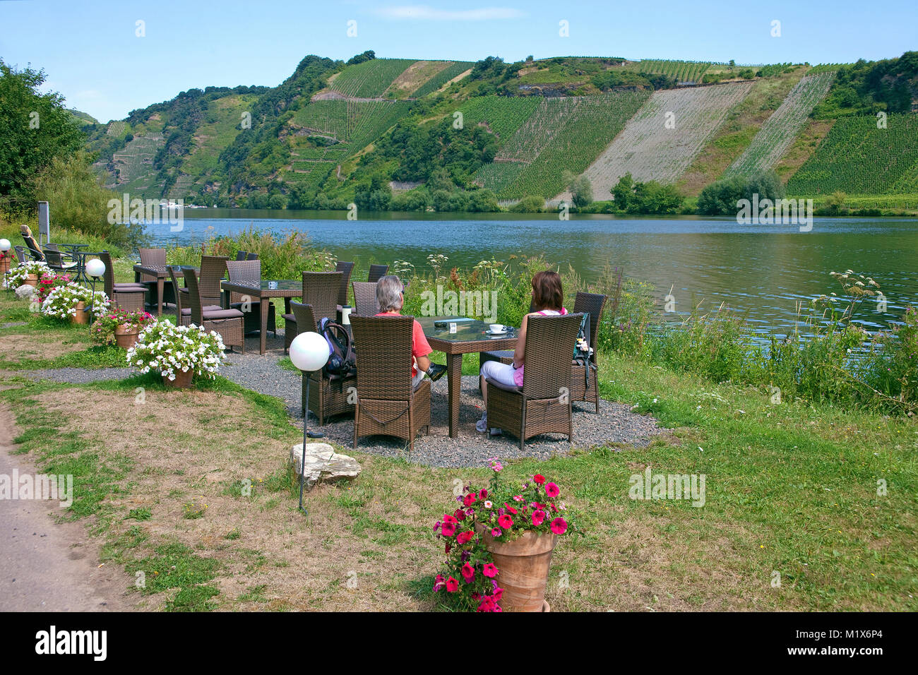 Restaurant Moselblick, romantischen Mittag- und Abendessen am Flußufer, Piesport, Mosel, Rheinland-Pfalz, Deutschland, Europa Stockfoto