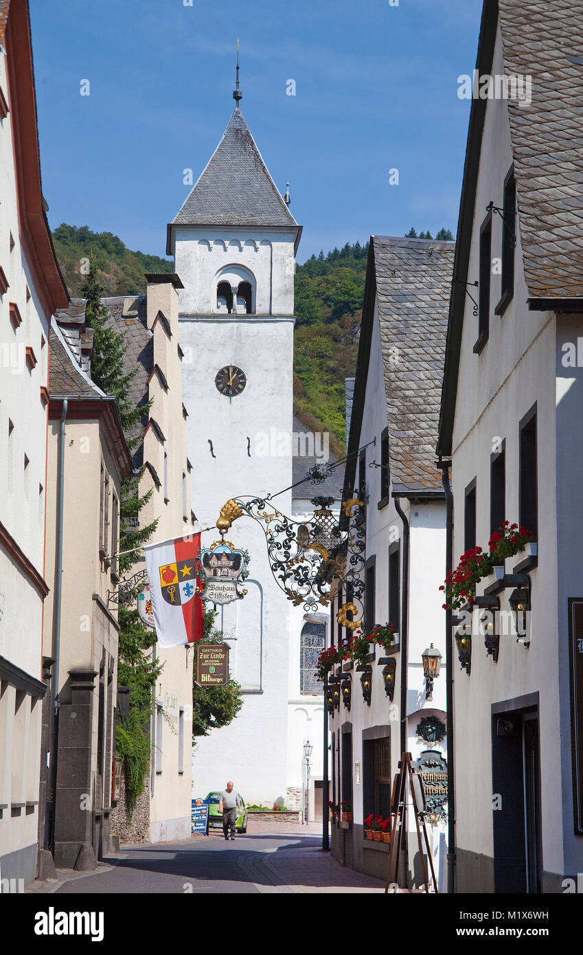 Gasse mit Wein Taverne und Saint Castor Kirche, Wahrzeichen von Treis-Karden, Mosel, Rheinland-Pfalz, Deutschland, Europa Stockfoto