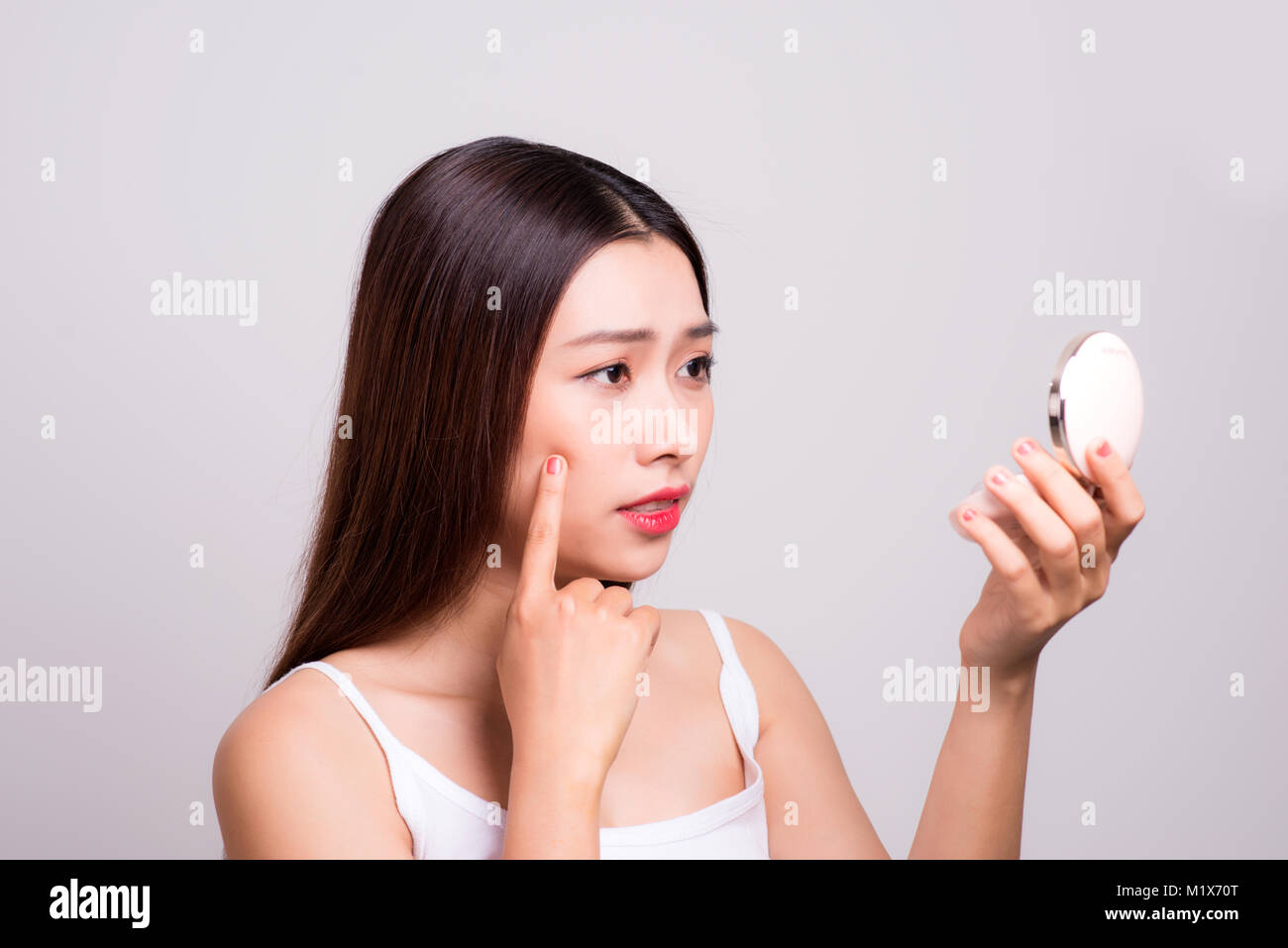 Asiatische Mädchen, das ihre Haut, Hautpflege, Behandlung von Akne. Stockfoto