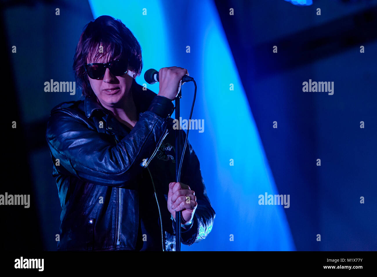 Die amerikanische Rockband The Anschläge führt ein Live Konzert in der norwegischen Musik Festival Hovefestivalen 2011. Hier Sänger und Musiker Julian Casablancas ist live auf der Bühne gesehen. Norwegen, 29.06.2011. Stockfoto