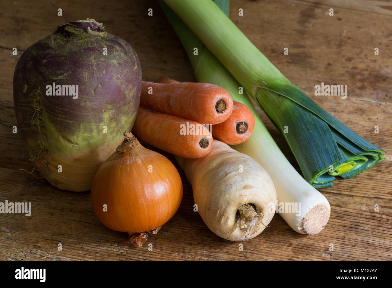 Winter Gemüse frisch aus dem Garten/Zuteilung bereit auf hölzernen Küchentisch für Eintopf oder Auflauf Stockfoto