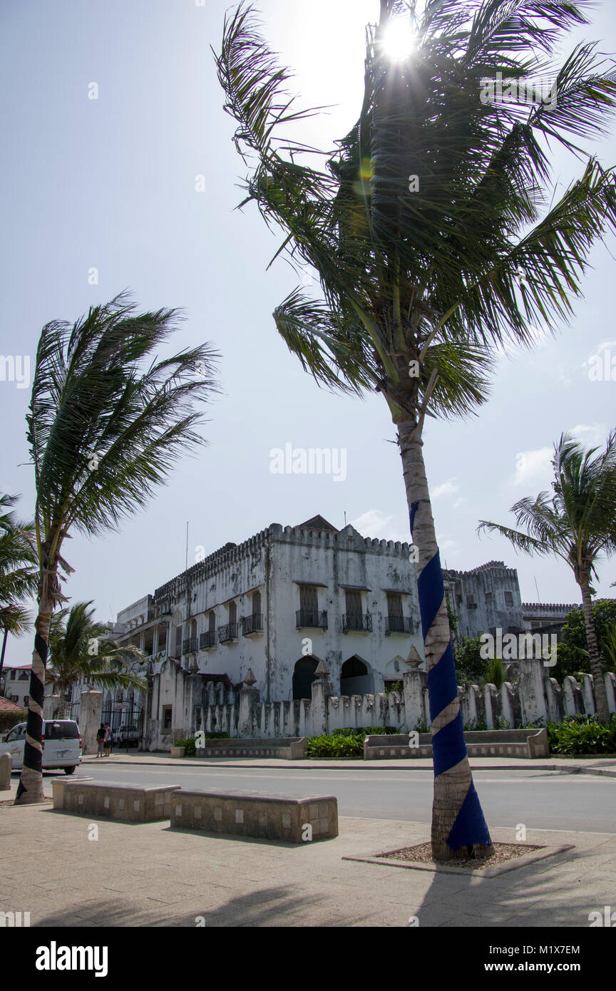 Haus der Wunder in der Nähe von Forodhani Gardens in Stone Town, Sansibar, Tansania, einem beliebten Reiseziel mit seinen arabischen und asiatischen Architektur Stockfoto