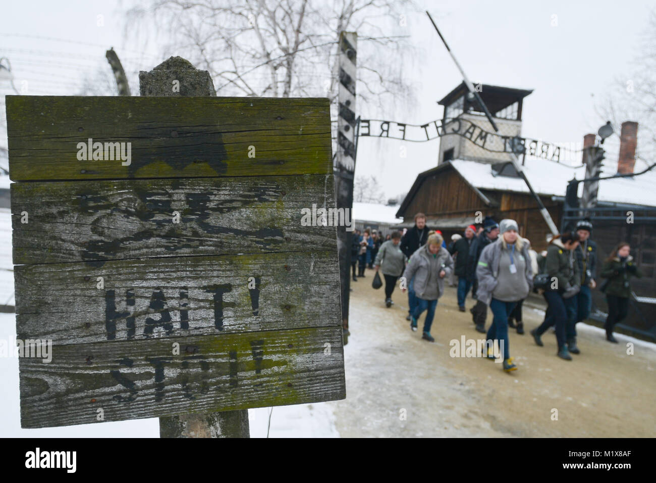 Arbeit macht frei (Englisch: Arbeit macht frei) Schild am Eingang in der Nähe von Stacheldraht Zäune und Barrieren innerhalb der deutschen NS-Konzentrationslager Auschwitz I Stockfoto