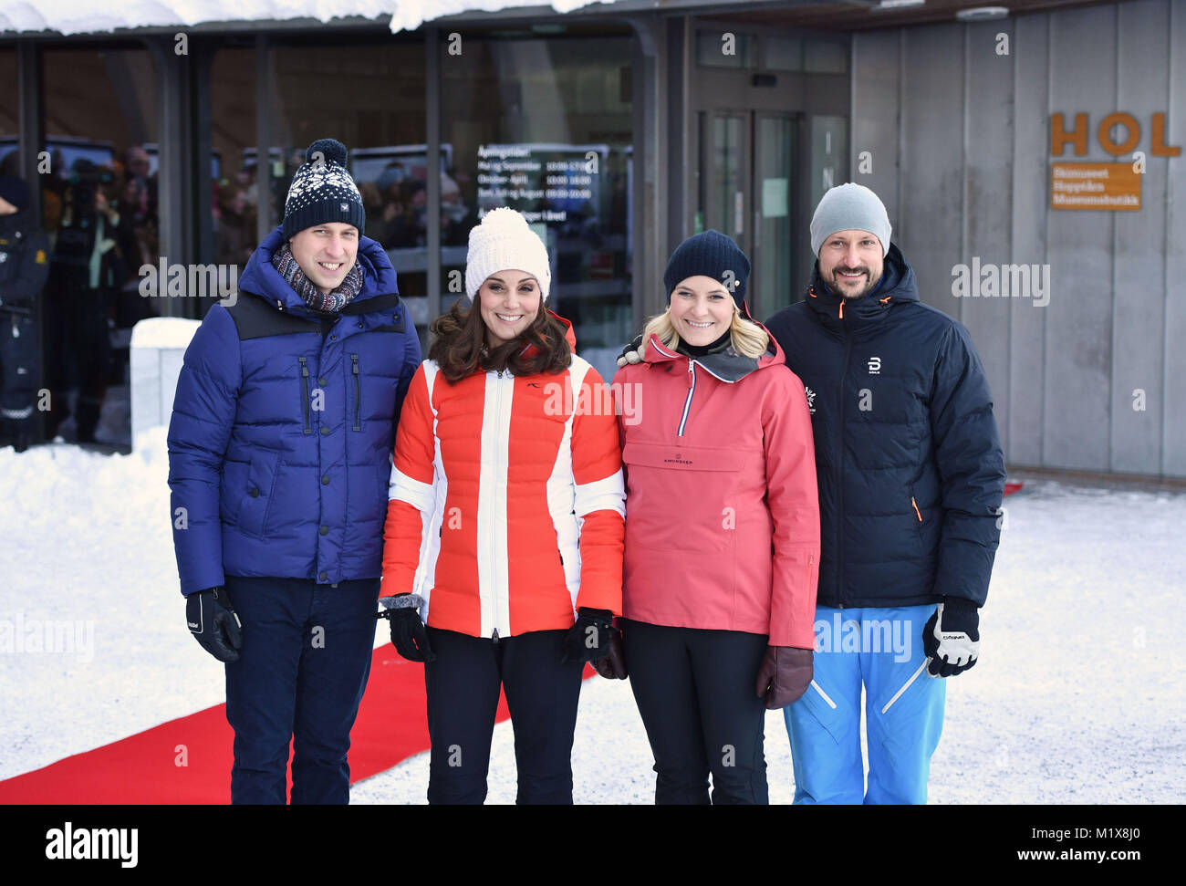 Der Herzog und die Herzogin von Cambridge, Kronprinz Haakon und Prinzessin Mette-Marit anreisen junior Skispringer aus norwegischen Team zu beobachten vom Holmenkollen in Oslo, Norwegen, am letzten Tag der Tour von Skandinavien. Stockfoto