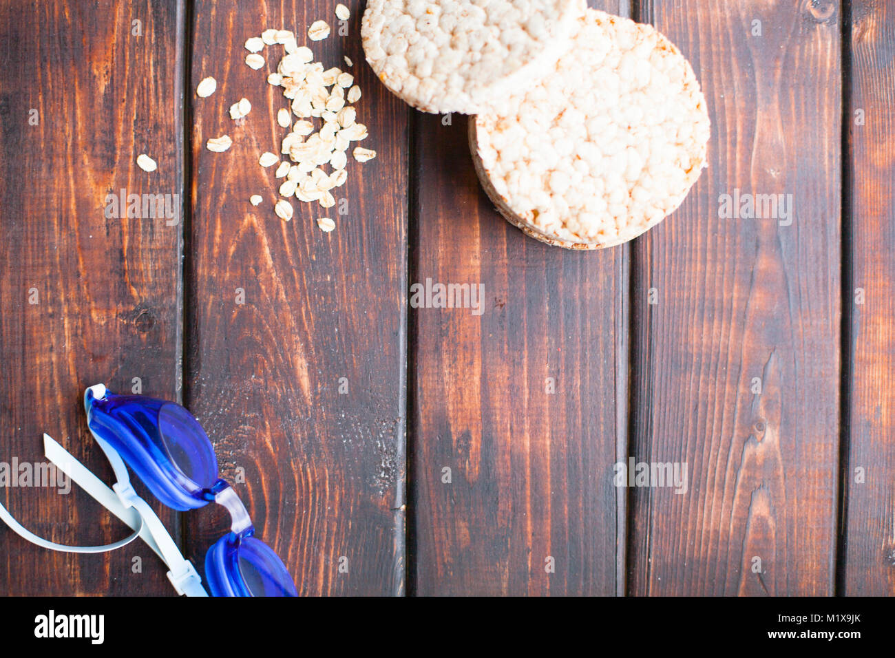 Gesundes Frühstück auf einem dunklen Hintergrund Stockfoto