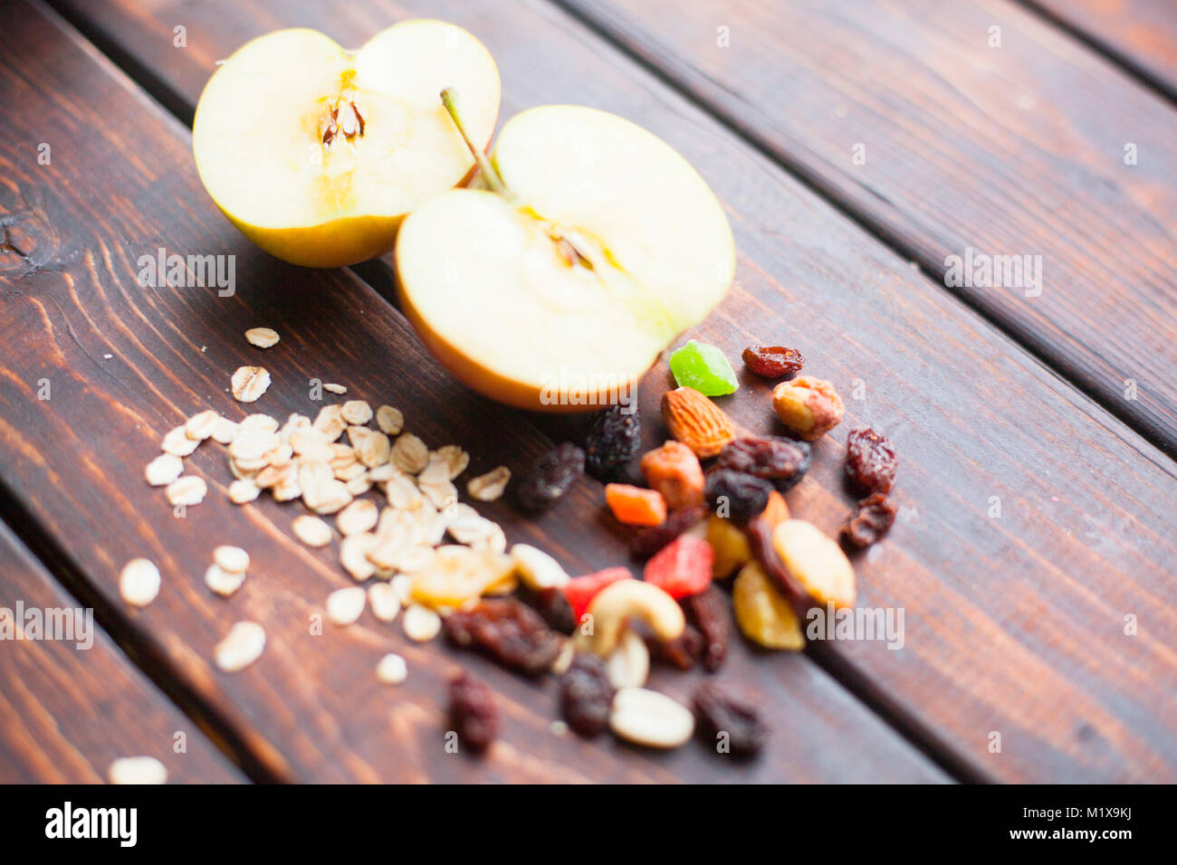 Gesundes Frühstück auf einem dunklen Hintergrund Stockfoto