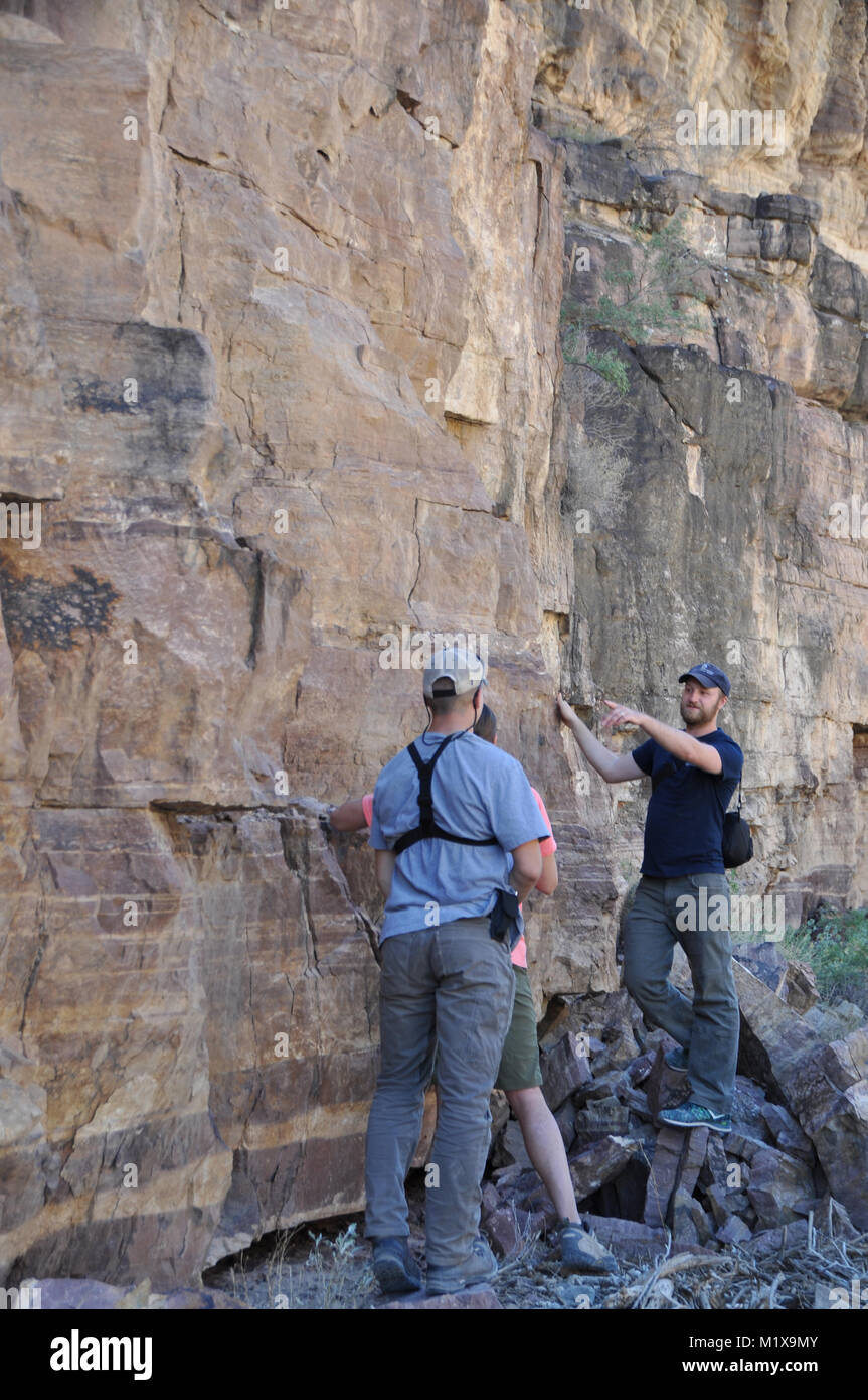 Geologen und Studenten Prüfung Belichtungen des Präkambriums und Cambrian Felsen in Peach Springs Canyon, Grand Canyon, AZ, USA ausgesetzt Stockfoto