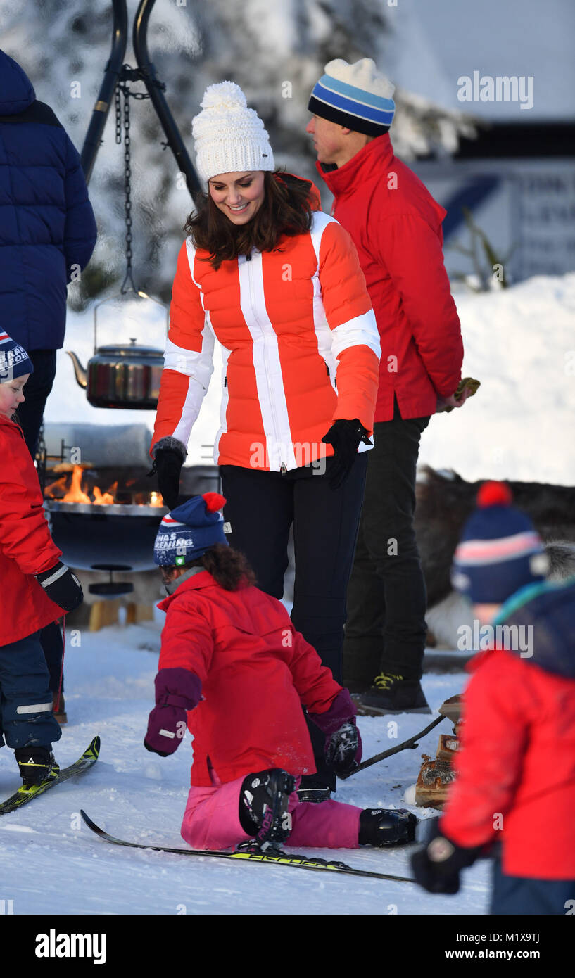Die Herzogin von Cambridge hilft dabei, ein Kind, das über gefallen ist, als Sie eine Veranstaltung in Tryvann, Oslo, Norwegen, die von der norwegischen Skiverbandes, wo Sie und der Herzog von Cambridge eine Gruppe von örtlichen Kindergarten Kinder, die an einem Nachmittag Skischule Session auf der Piste sah organisierte besucht, am letzten Tag der Tour von Skandinavien. Stockfoto