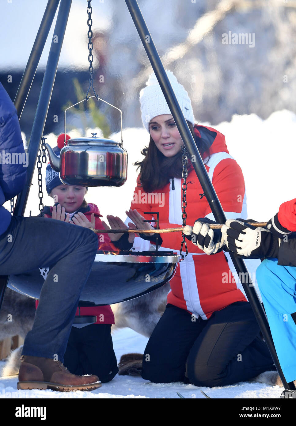 Die Herzogin von Cambridge an der Teilnahme in einer Tryvann, Oslo, Norwegen, die von der norwegischen Skiverbandes, wo Sie eine Gruppe von örtlichen Kindergarten Kinder, die an einem Nachmittag Skischule Session auf der Piste sah organisiert, am letzten Tag der Tour von Skandinavien. Stockfoto